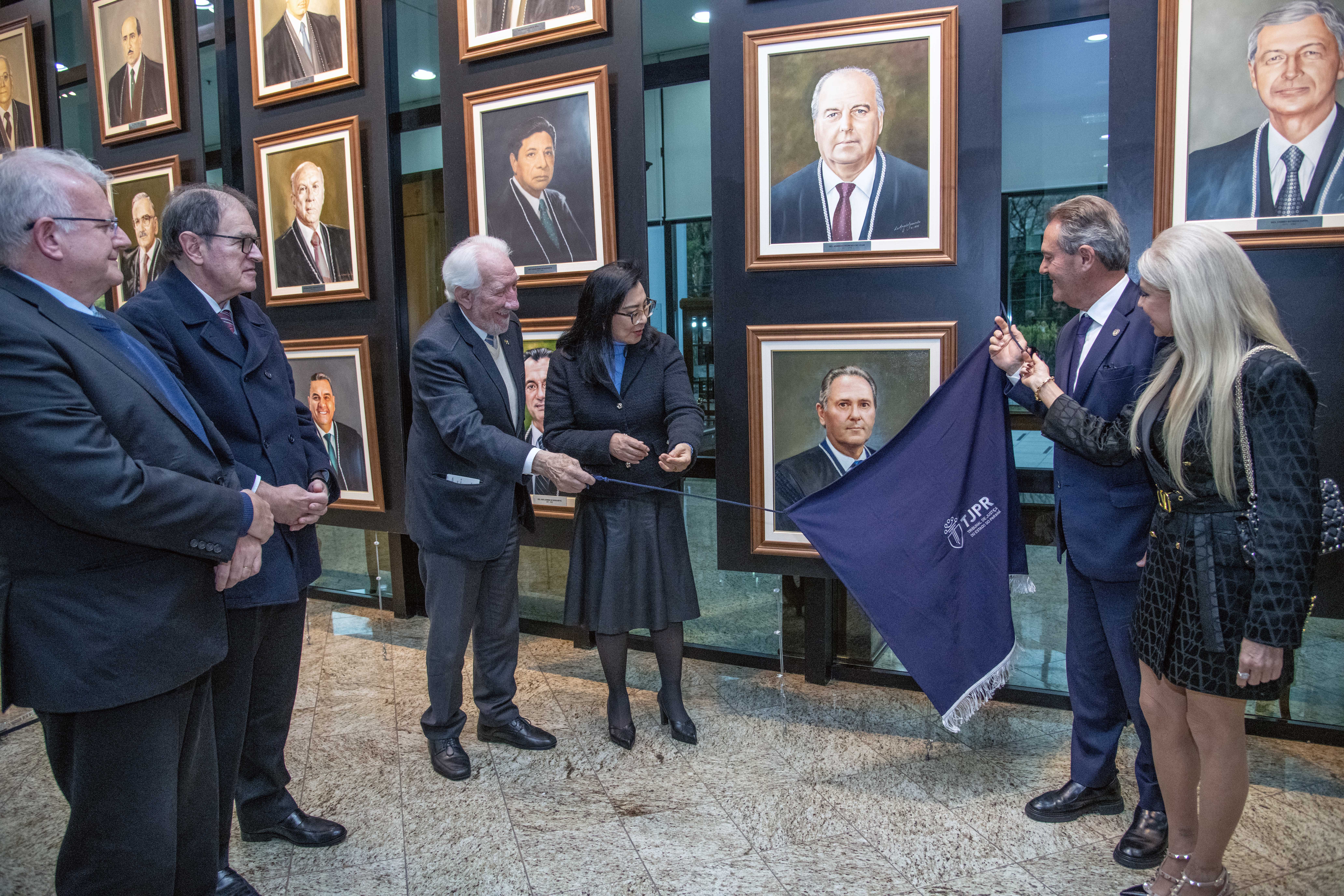 Desembargador Luiz Fernando Tomasi Keppen tem retrato aposto na galeria dos presidentes do TJPR